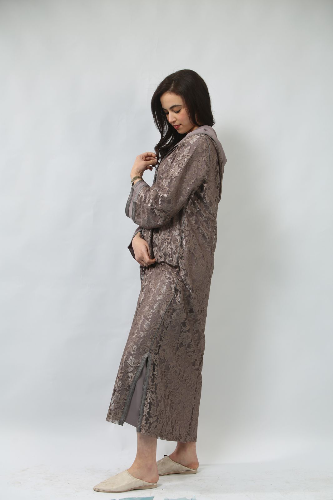 Un Chef-d’Œuvre de Raffinement : Jellaba en Soie et Guipure