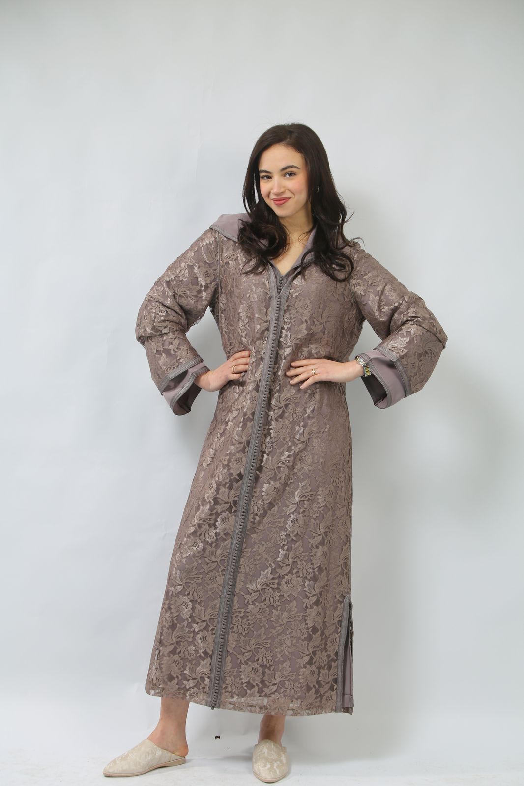 Un Chef-d’Œuvre de Raffinement : Jellaba en Soie et Guipure