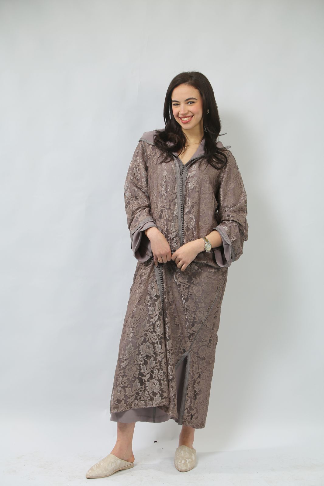 Un Chef-d’Œuvre de Raffinement : Jellaba en Soie et Guipure