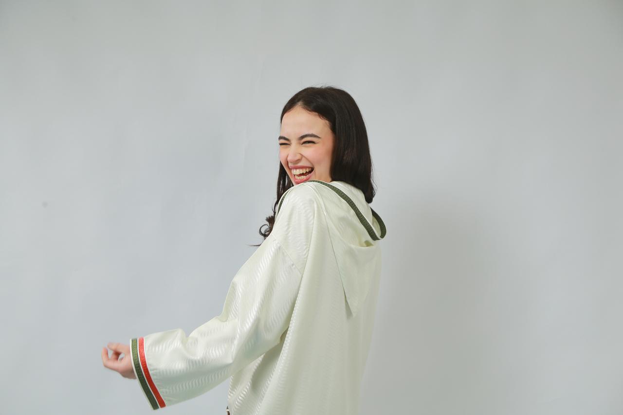 Luxe en Mouvement : Jellaba Shantung aux Détails en Orange et Kaki