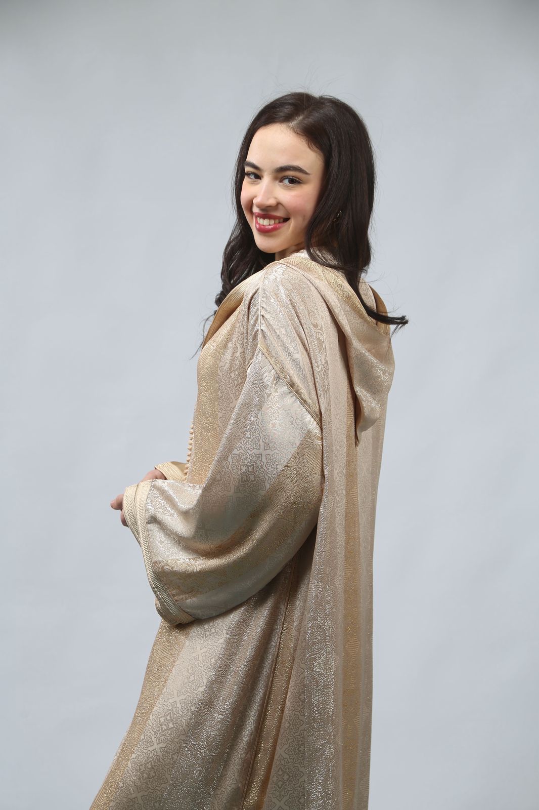 Tradition et modernité : La Jellaba Makhzania, un choix majestueux