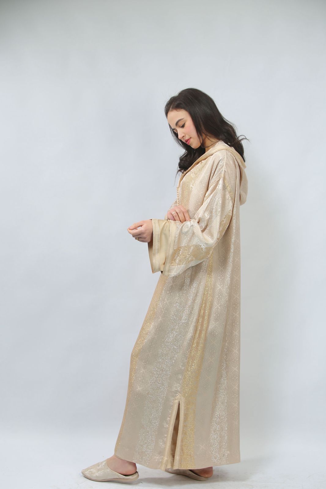 Tradition et modernité : La Jellaba Makhzania, un choix majestueux