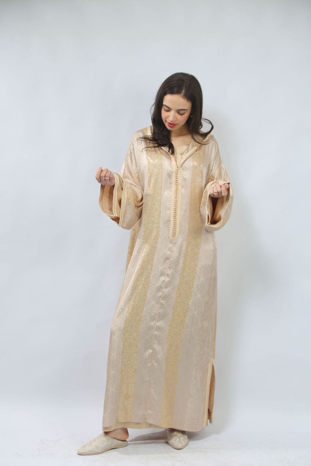 Tradition et modernité : La Jellaba Makhzania, un choix majestueux