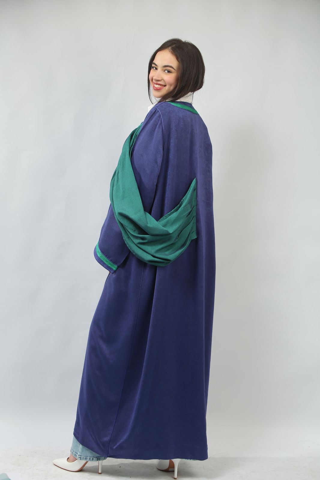 Élégance Contemporaine – Caftan Drapé et Ceinturé