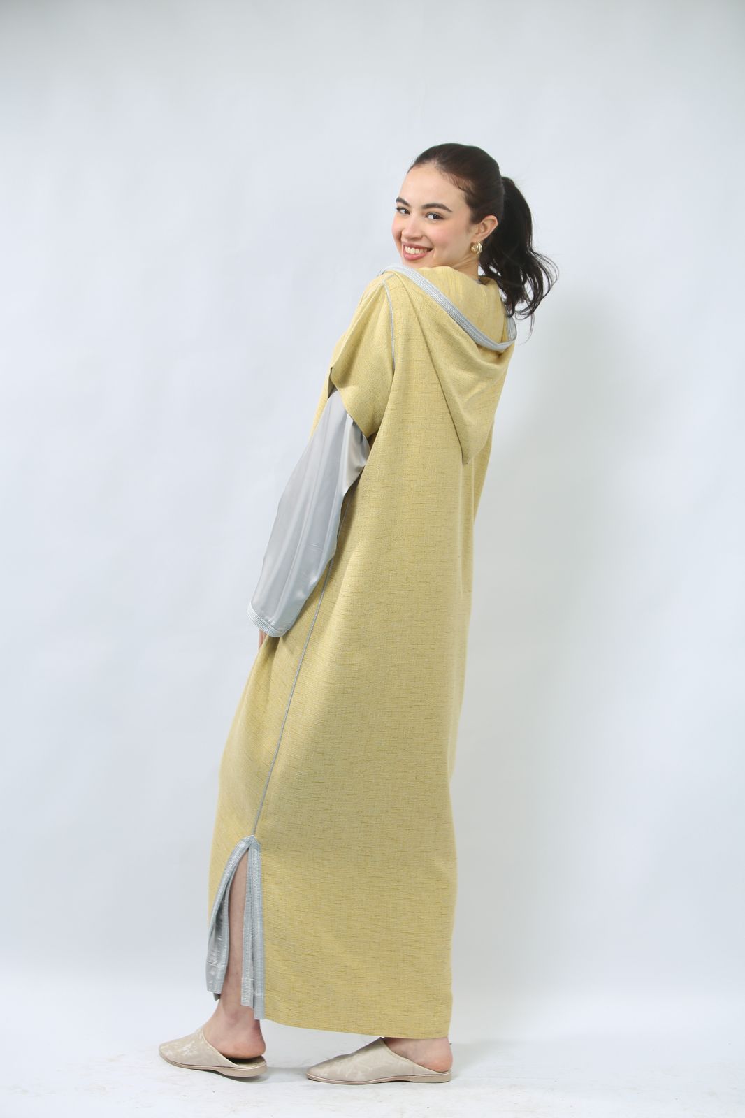 Un Bijou de Mode : Jellaba en Shantung et Satin Raffiné