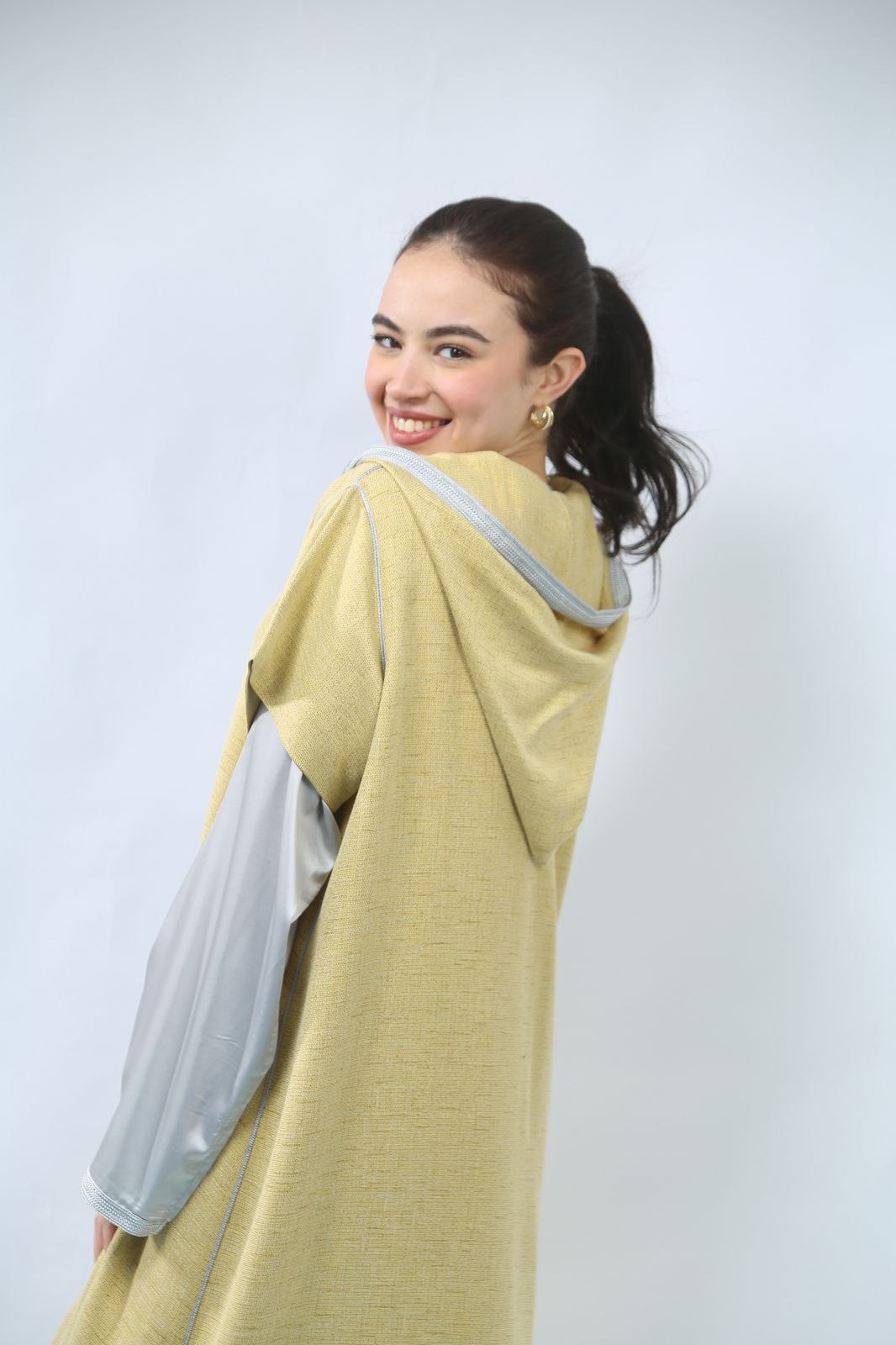 Un Bijou de Mode : Jellaba en Shantung et Satin Raffiné