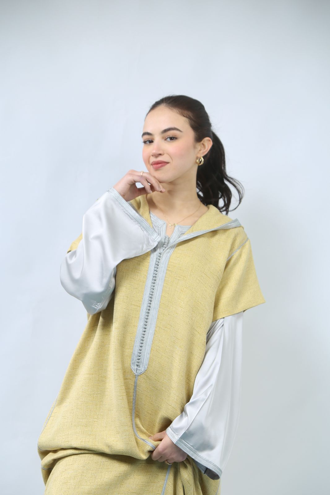 Un Bijou de Mode : Jellaba en Shantung et Satin Raffiné