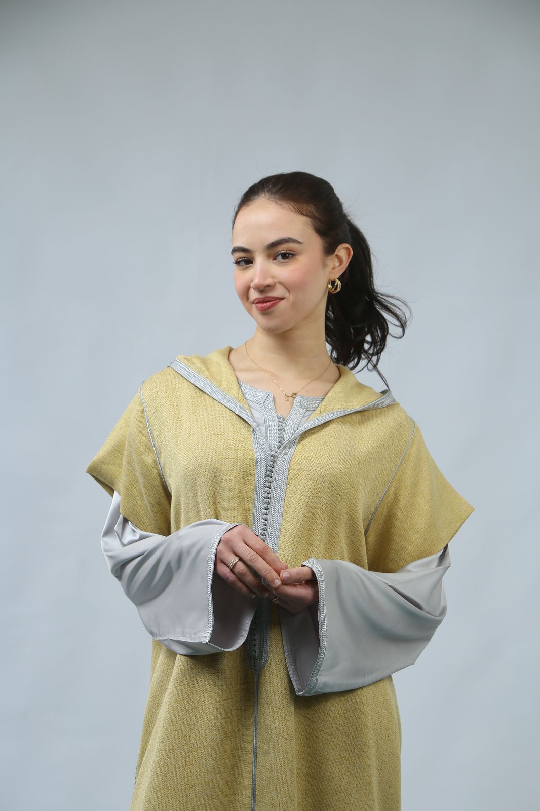 Un Bijou de Mode : Jellaba en Shantung et Satin Raffiné