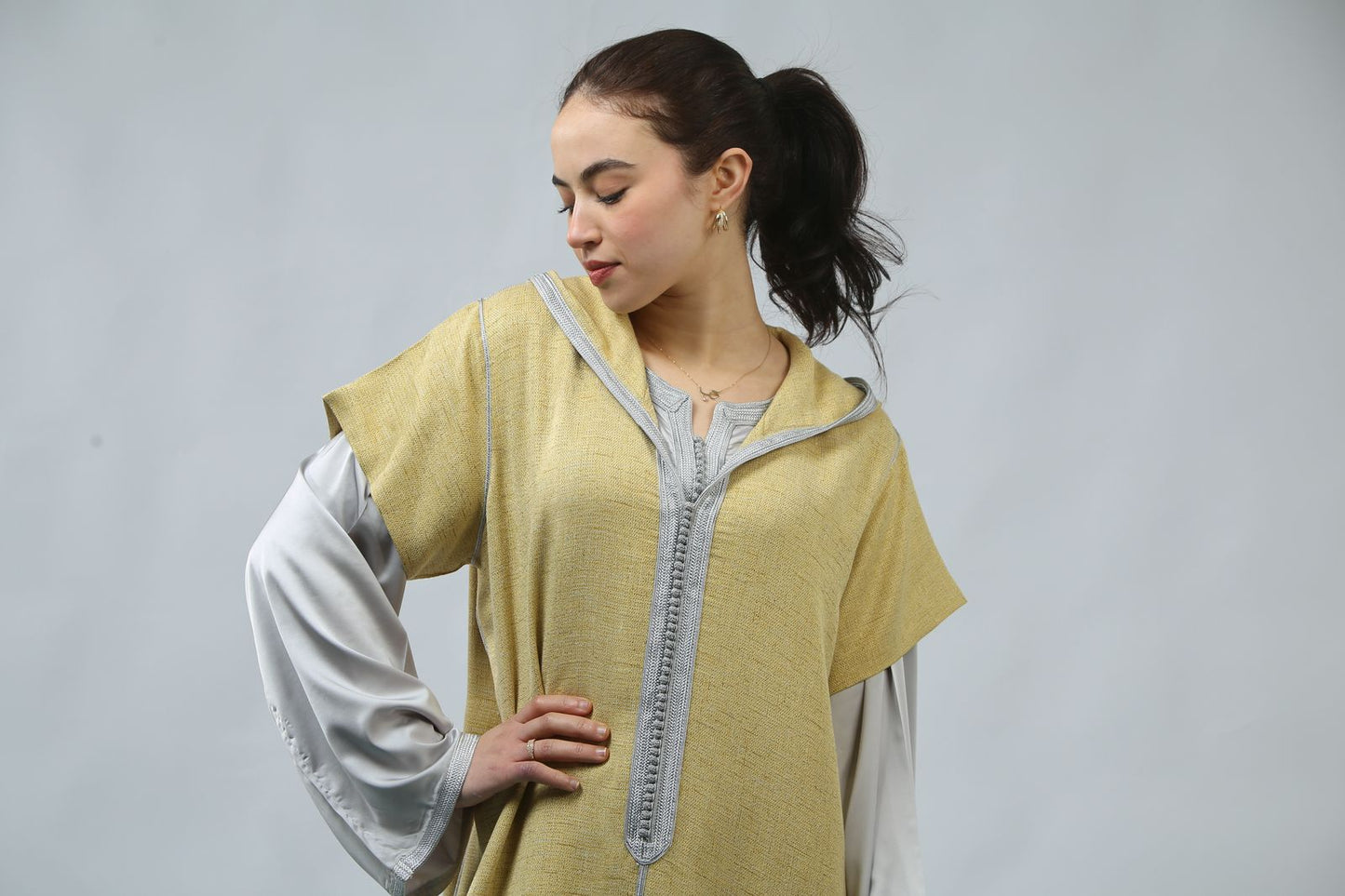 Un Bijou de Mode : Jellaba en Shantung et Satin Raffiné