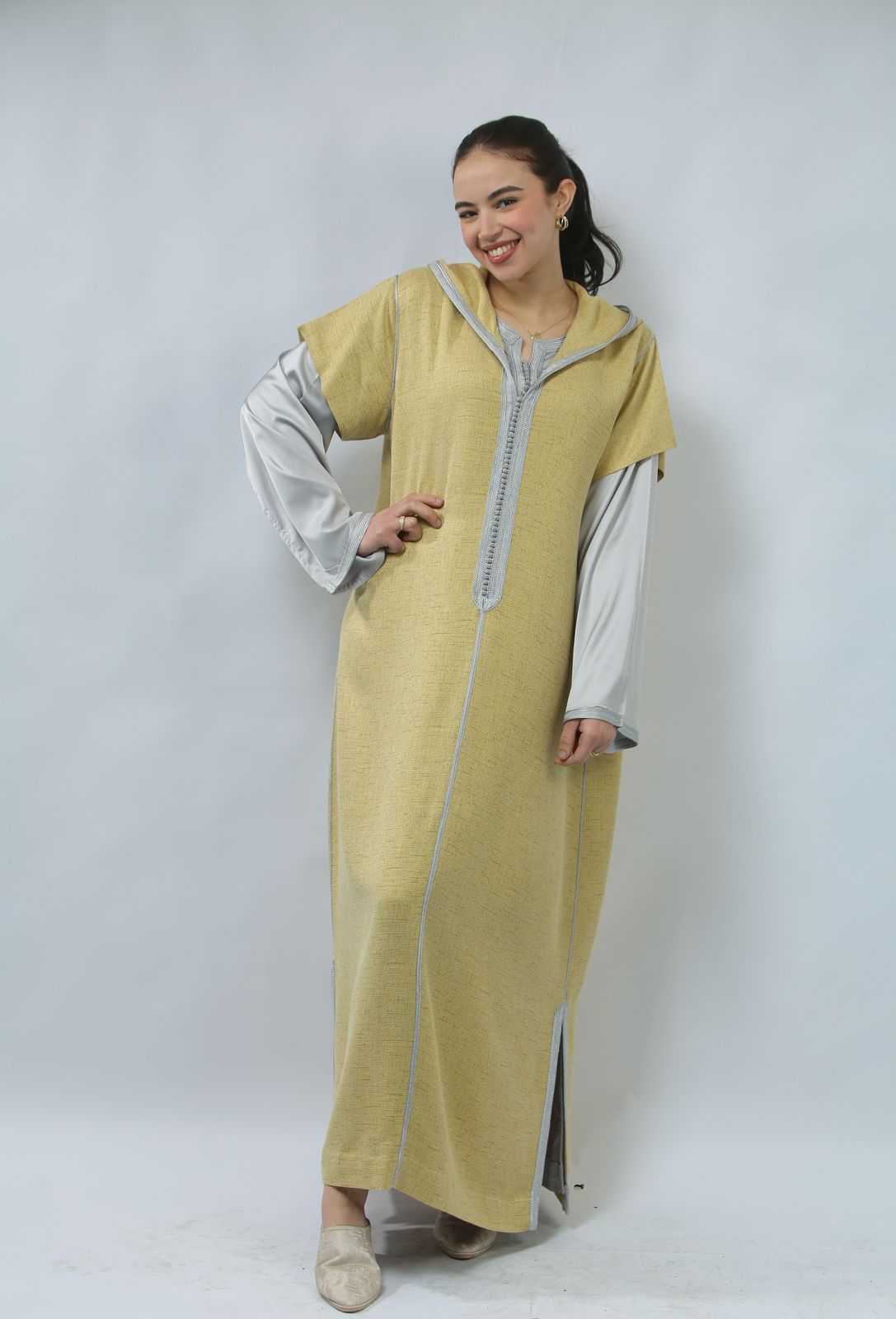 Un Bijou de Mode : Jellaba en Shantung et Satin Raffiné