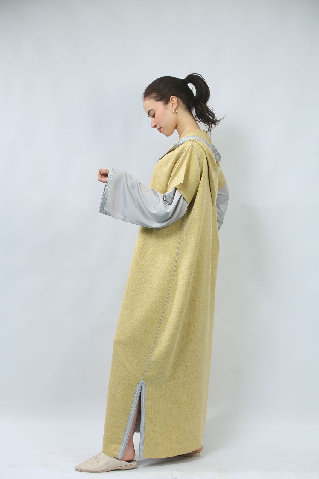 Un Bijou de Mode : Jellaba en Shantung et Satin Raffiné