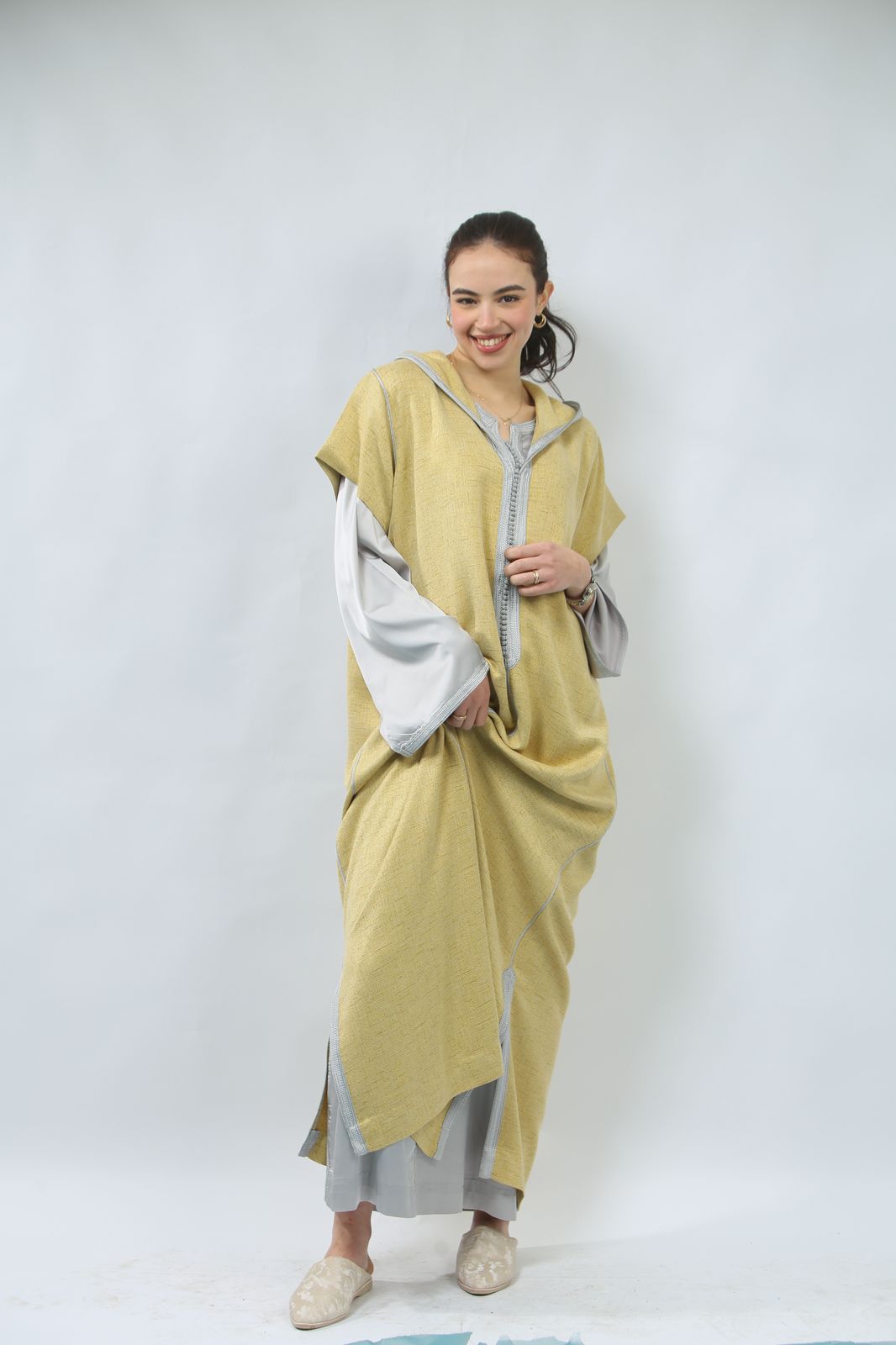 Un Bijou de Mode : Jellaba en Shantung et Satin Raffiné