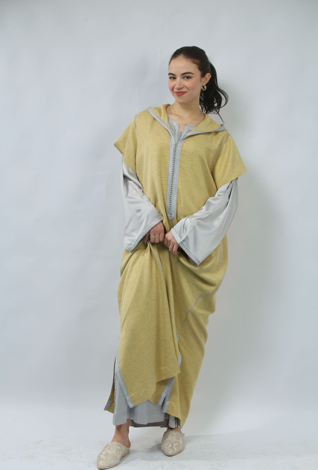 Un Bijou de Mode : Jellaba en Shantung et Satin Raffiné