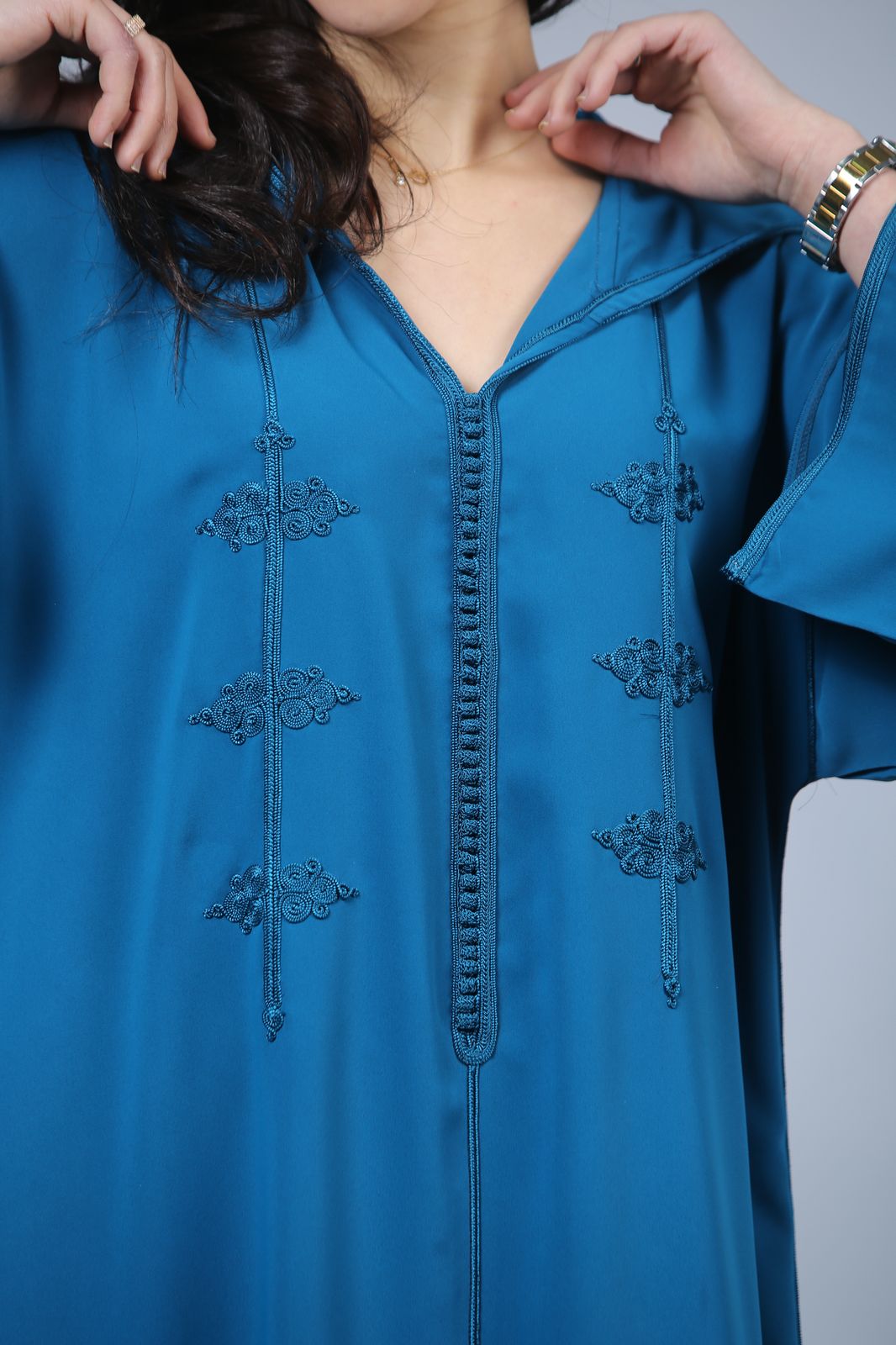 Élégance Marine : Jellaba Mekhzania en Bleu Pétrole et Soie