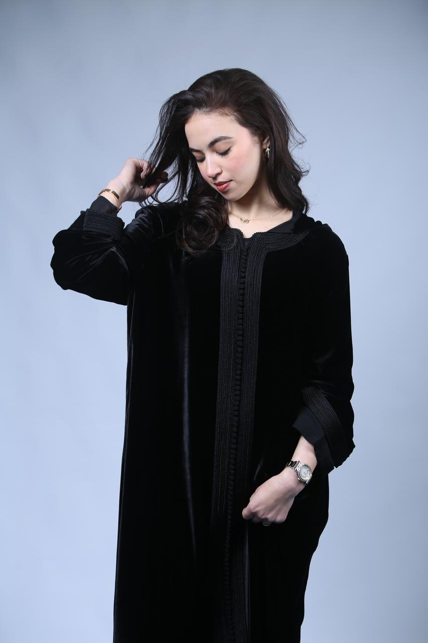 Chic et Sophistiquée : Jellaba en Velours Noir aux Finitions Précieuses
