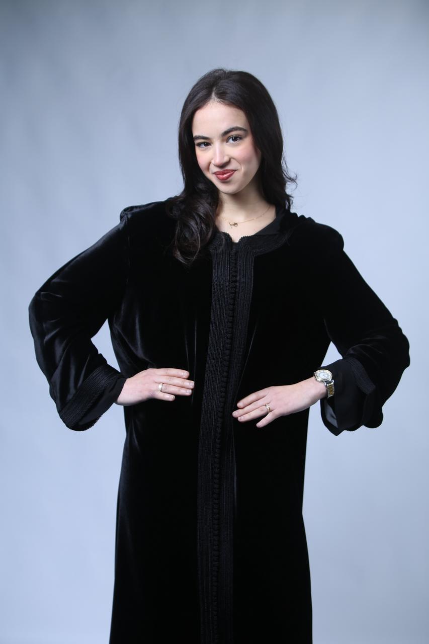 Chic et Sophistiquée : Jellaba en Velours Noir aux Finitions Précieuses