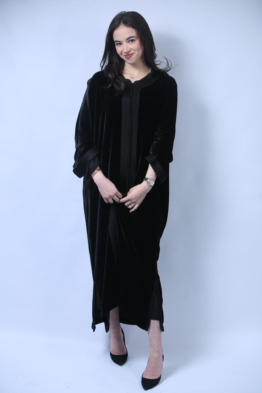 Chic et Sophistiquée : Jellaba en Velours Noir aux Finitions Précieuses