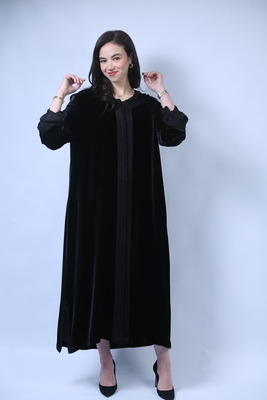 Chic et Sophistiquée : Jellaba en Velours Noir aux Finitions Précieuses