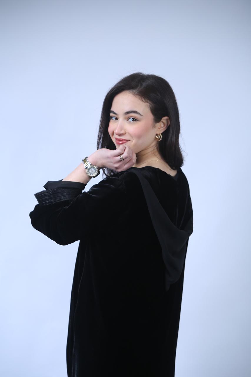 Chic et Sophistiquée : Jellaba en Velours Noir aux Finitions Précieuses