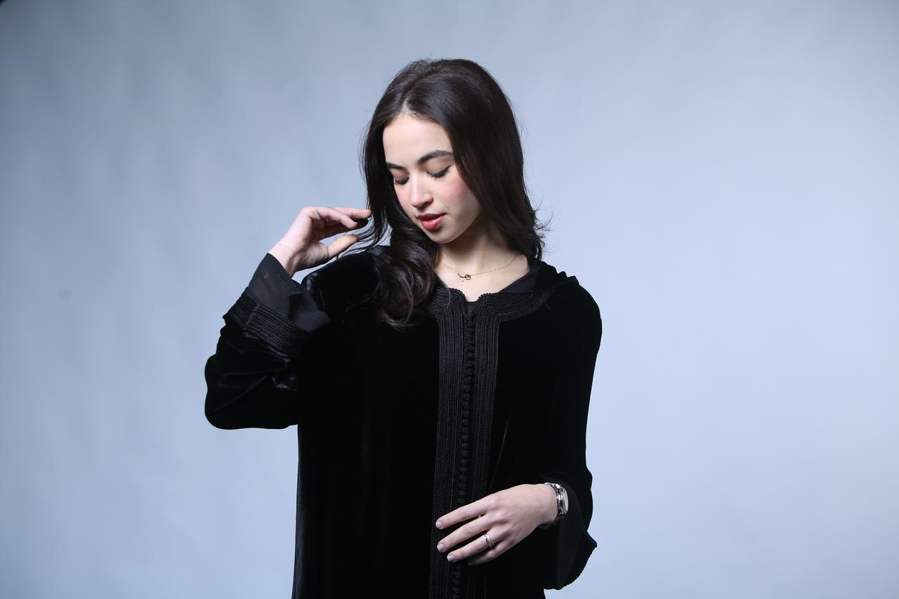 Chic et Sophistiquée : Jellaba en Velours Noir aux Finitions Précieuses