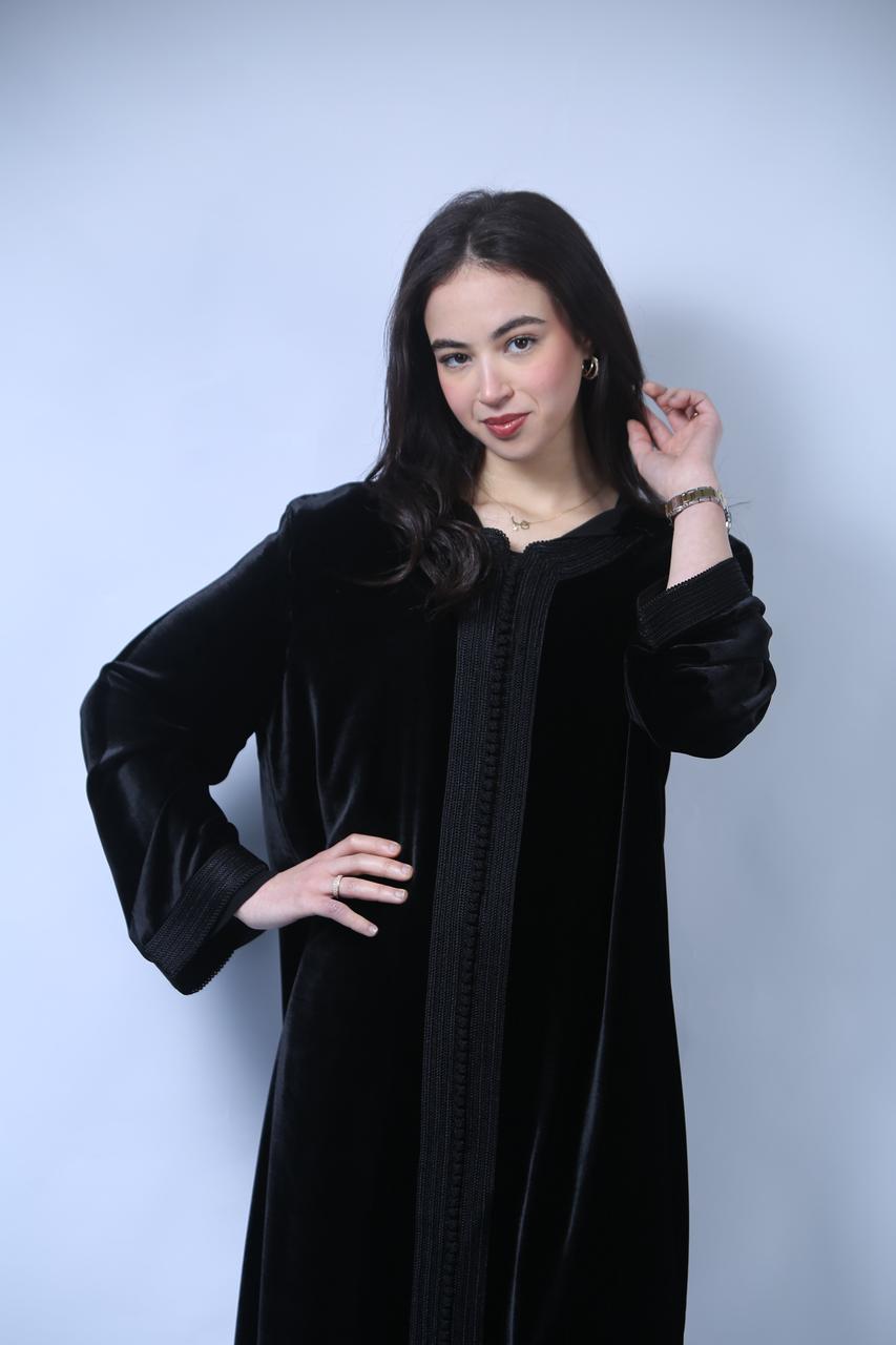 Chic et Sophistiquée : Jellaba en Velours Noir aux Finitions Précieuses