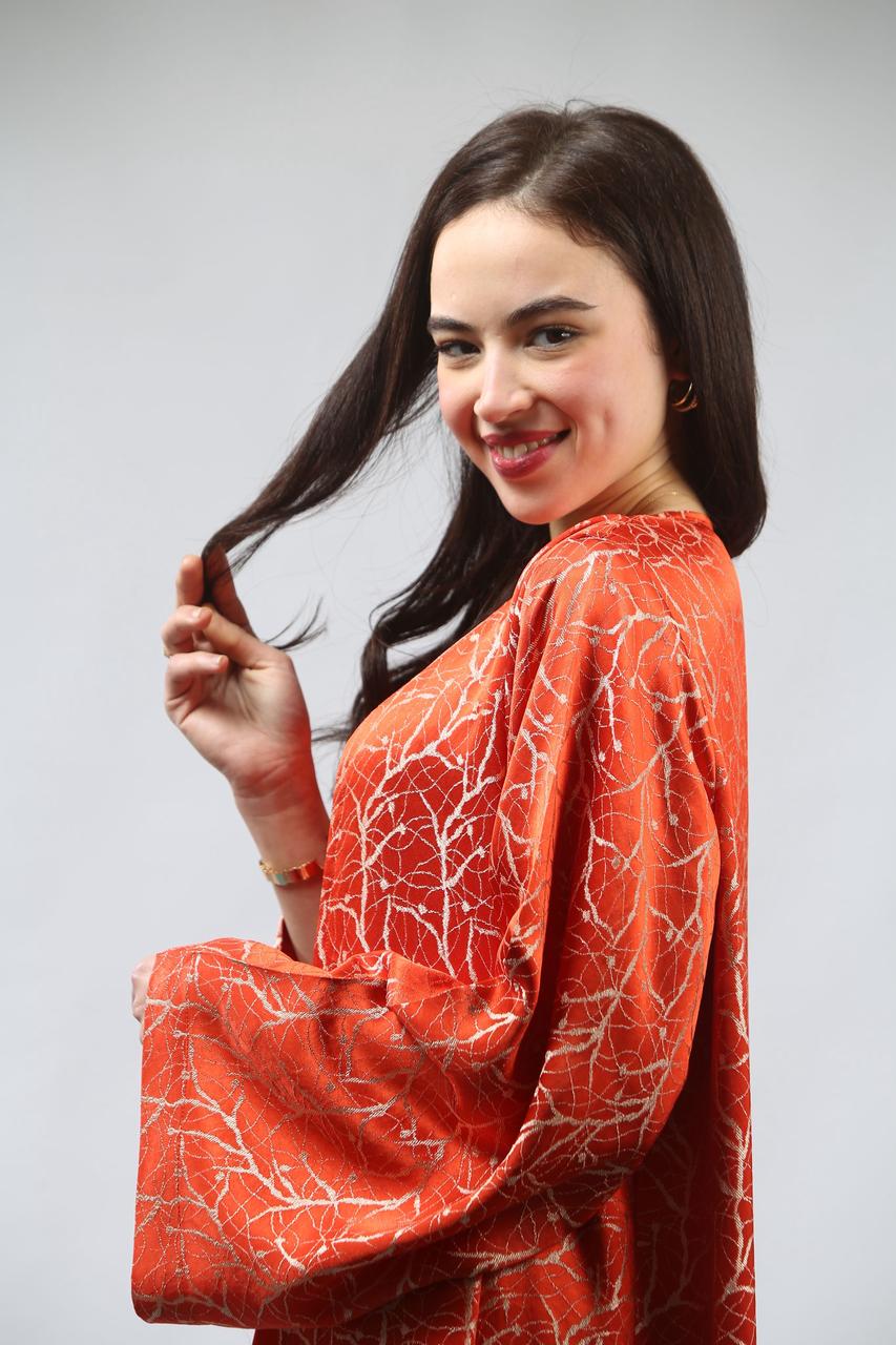 Le rouge brique réinventé : une allure captivante et sophistiquée