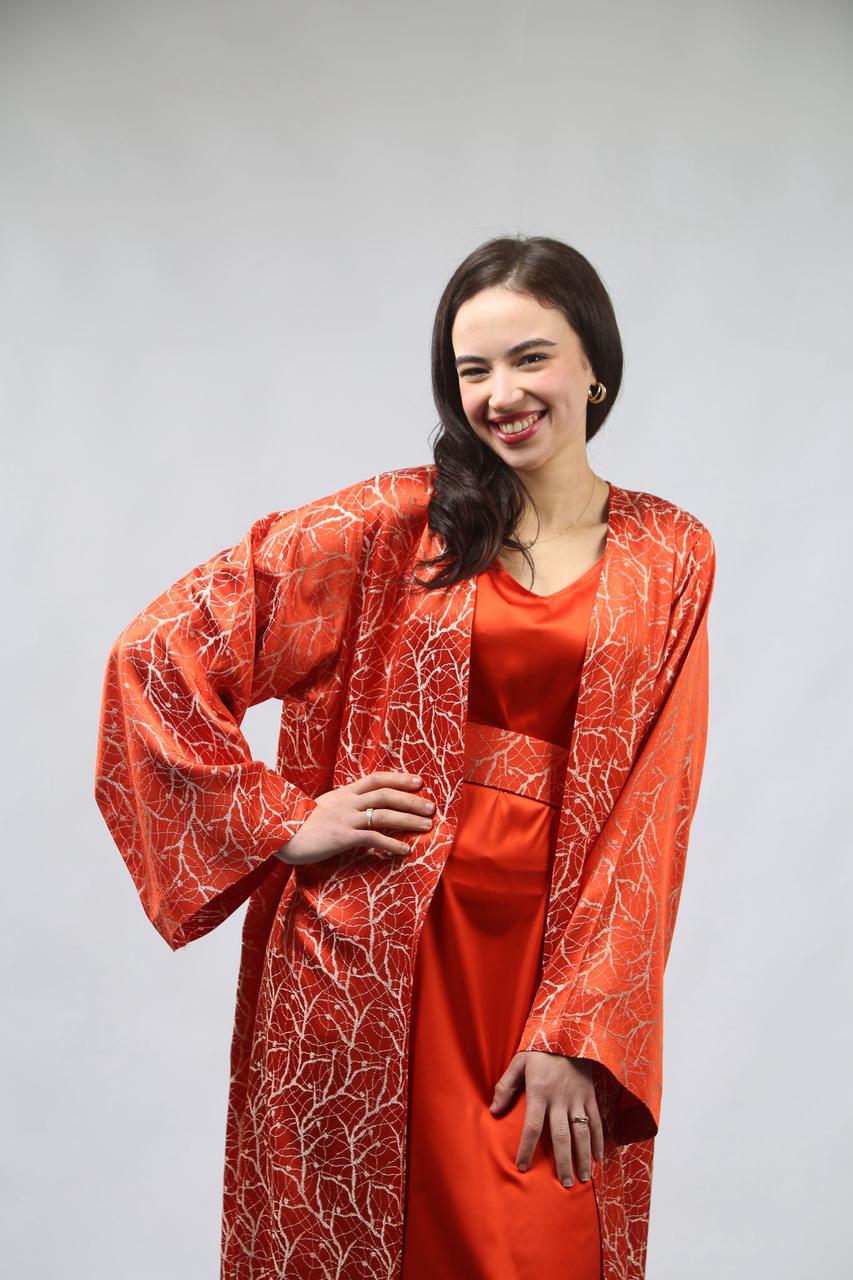 Le rouge brique réinventé : une allure captivante et sophistiquée