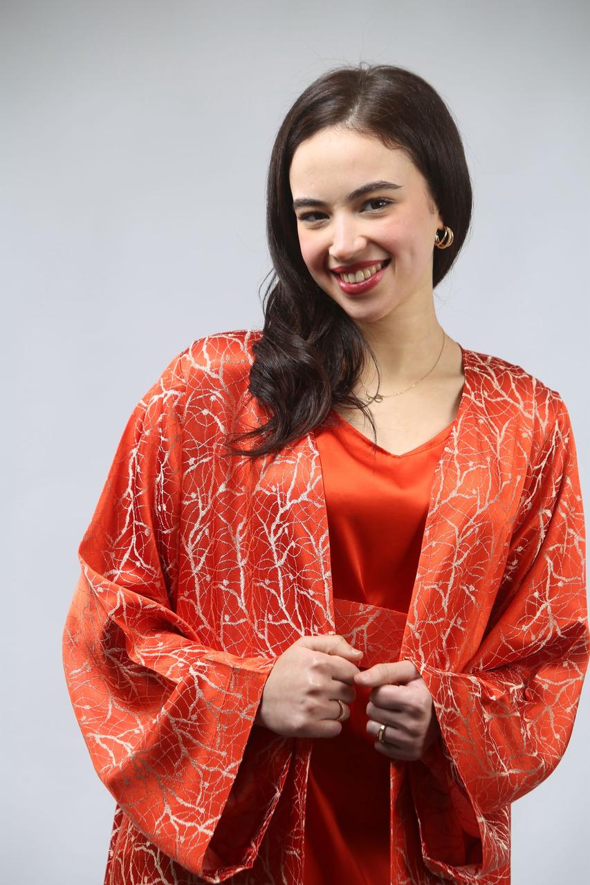 Le rouge brique réinventé : une allure captivante et sophistiquée