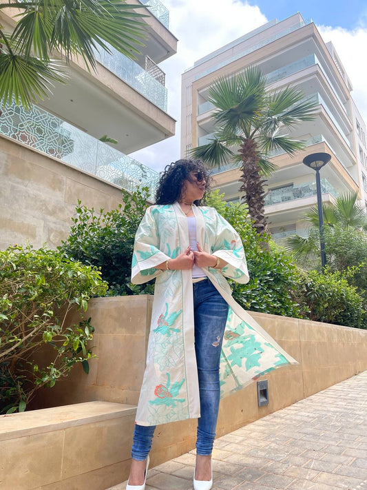 Kimono élégant en taffetas aux motifs floraux raffinés